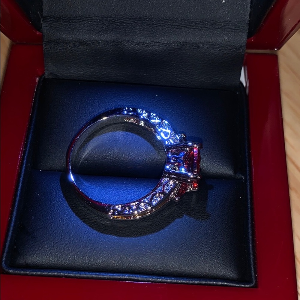Red ring - Picture 5 of 5